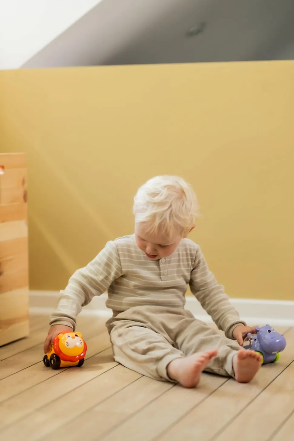 Baby legetøjsbil - løve med konfetti