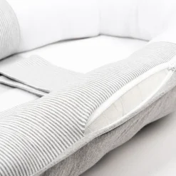 Babynest - stribet grå