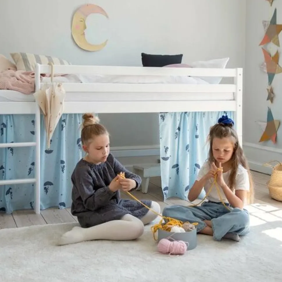 ECO Comfort halvhøj seng hvid, med forhæng blå