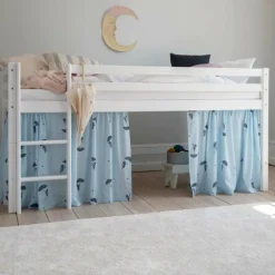 ECO Comfort halvhøj seng hvid, med forhæng blå