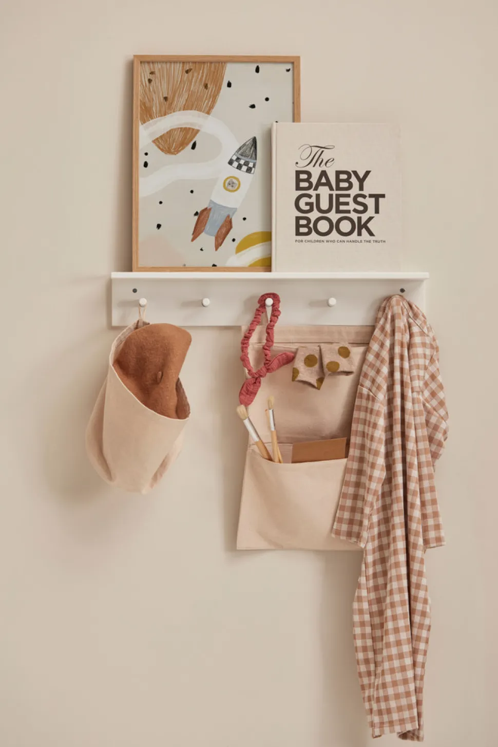 Hylde med knager - hvid FSC®