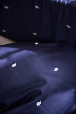 Junior sengetøj - Midnight med broderet Christian hval