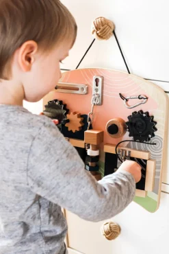 Motorik og aktivitetsbræt med låse og rotation