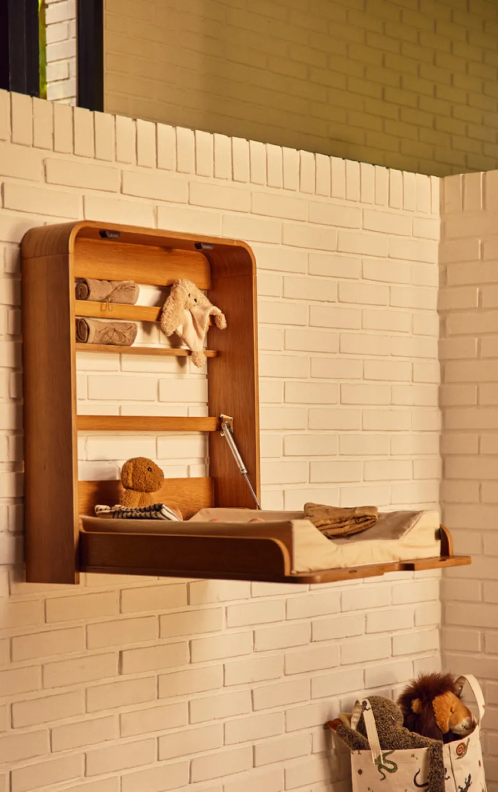 Nova væghængt Puslebord, eg