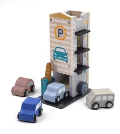 Parkeringshus med biler i træ