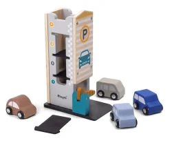 Parkeringshus med biler i træ