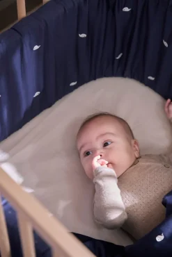 Sengerand - Midnight og broderet Christian hval