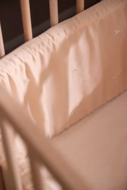 Sengerand - Warm grey med broderet Christian hval