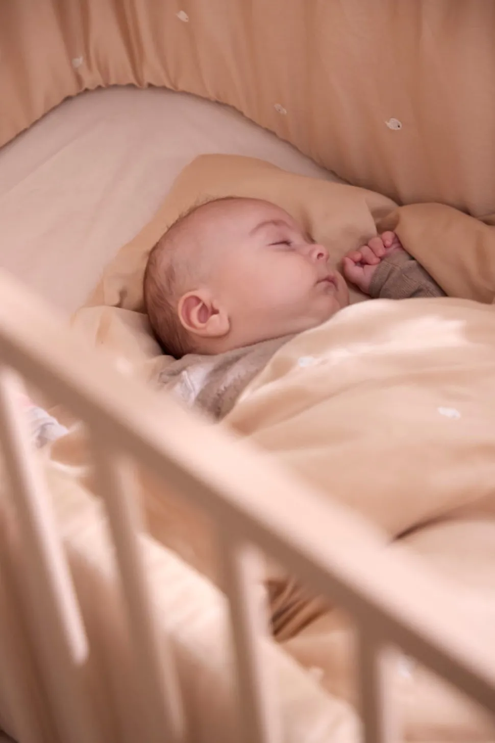 Sengerand - Warm grey med broderet Christian hval