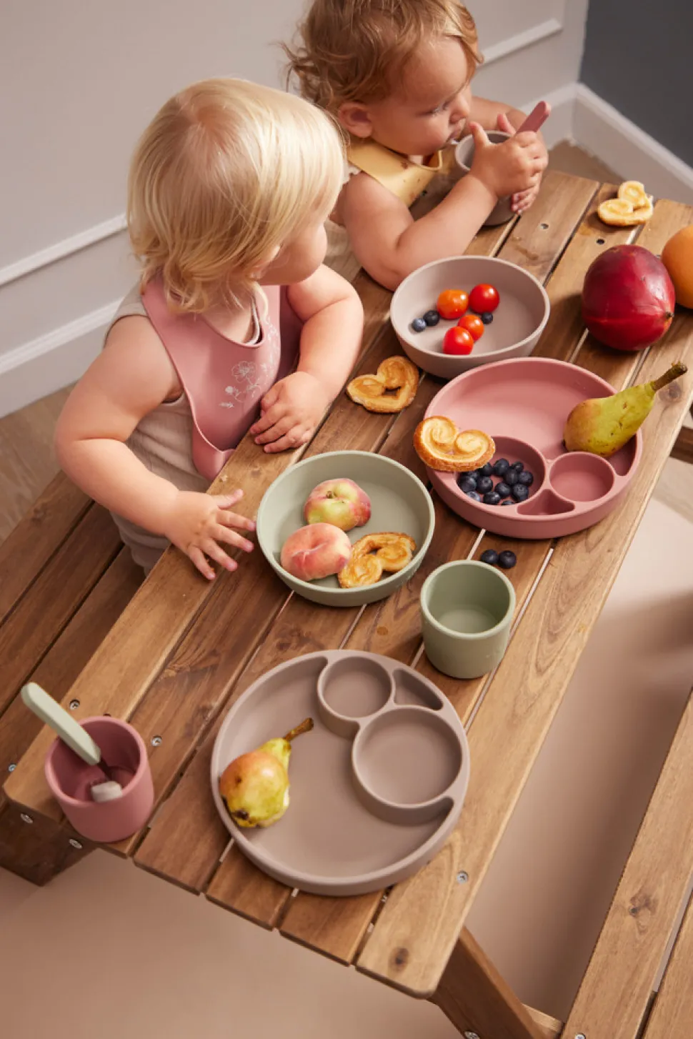 Silikone tallerken ruminddelt - Warm Grey