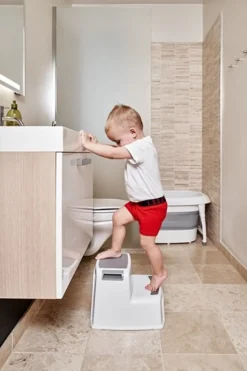 Skammel, to trin, grå