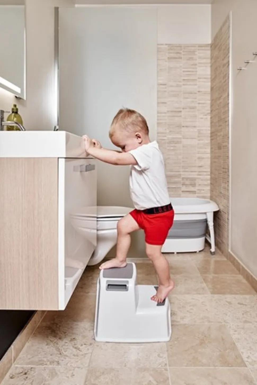 Skammel, to trin, grå