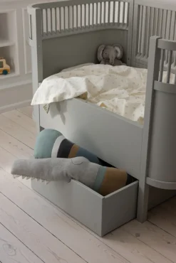 Strikket pude, Sleepy Croc, dusty blue mix