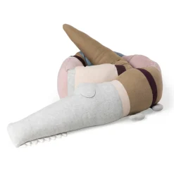 Strikket pude, Sleepy Croc, birchbark rose mix