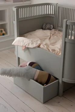 Strikket pude, Sleepy Croc, birchbark rose mix