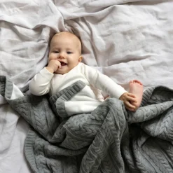 Striktæppe med fleece - Misty grey