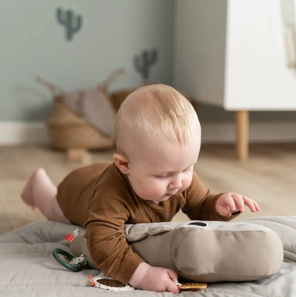 Tummy time aktivitetslegetøj - Croco Sand